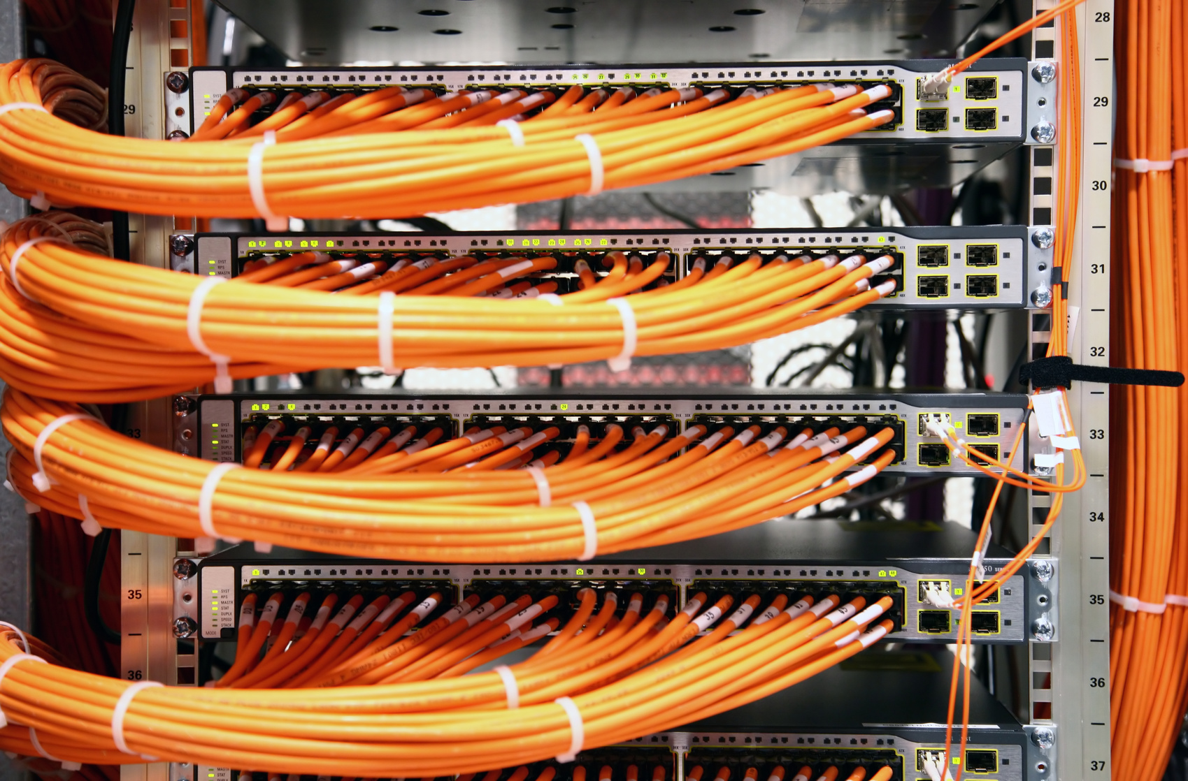 Netzwerkinstallationen / Multimediasysteme Netzwerkinstallationen / Multimediasysteme